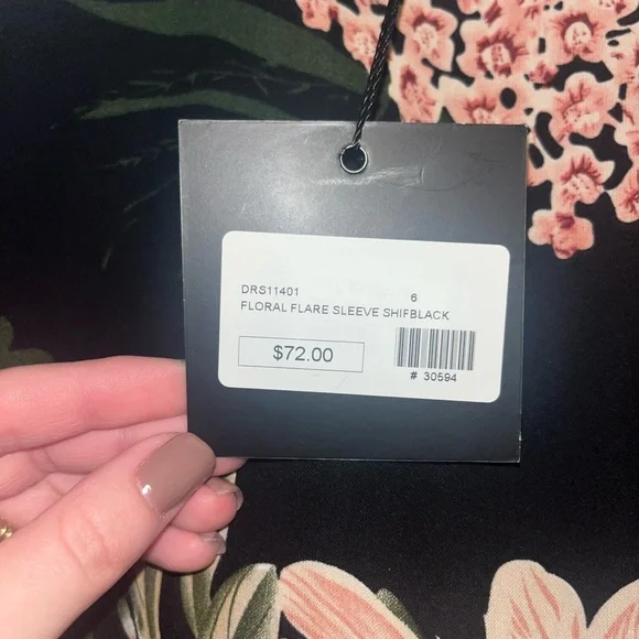 CLOSET CLEAR OUT! 🎉 NWT Parisian floral flare sleeve dress - Picture 4 of 6